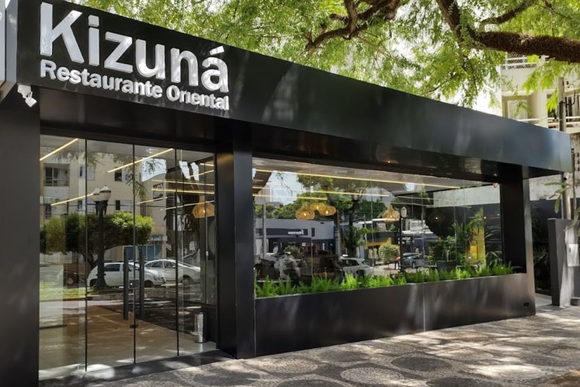 Fachada do Kizuná Restaurante em Umuarama durante o dia