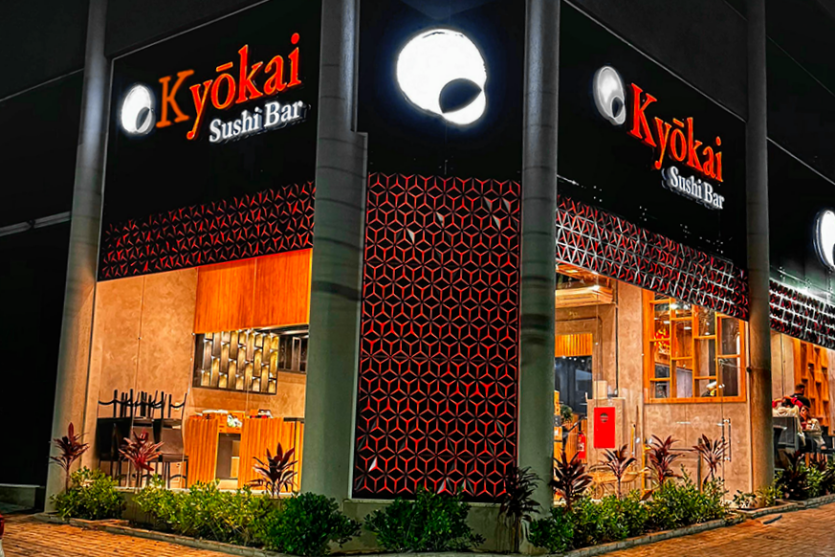 Fachada do Kyokai Sushi Bar de comida oriental em Umuarama a noite com as luzes acesas.