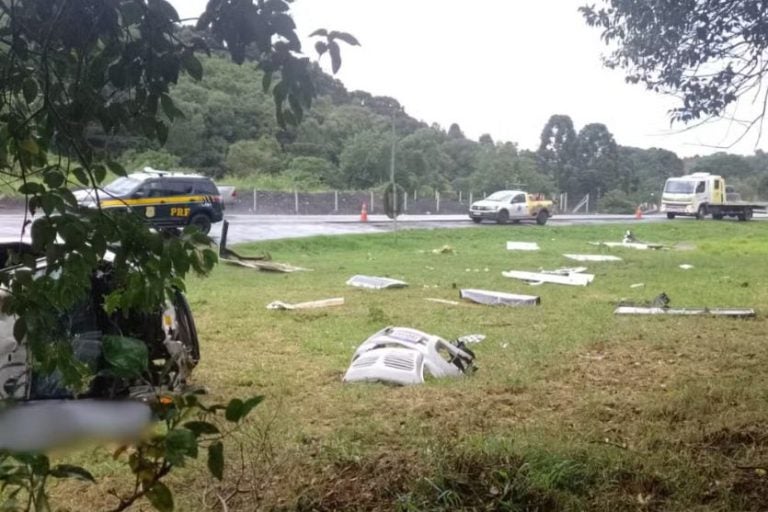 Carro funerário capota e corpo de idosa é arremessado em rodovia do Paraná