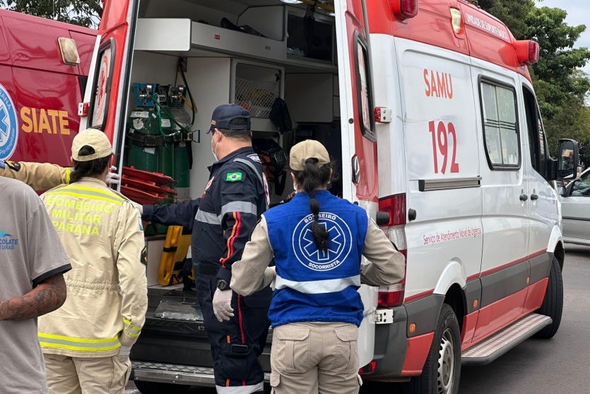 Motociclista sendo atendida pelo Samu.