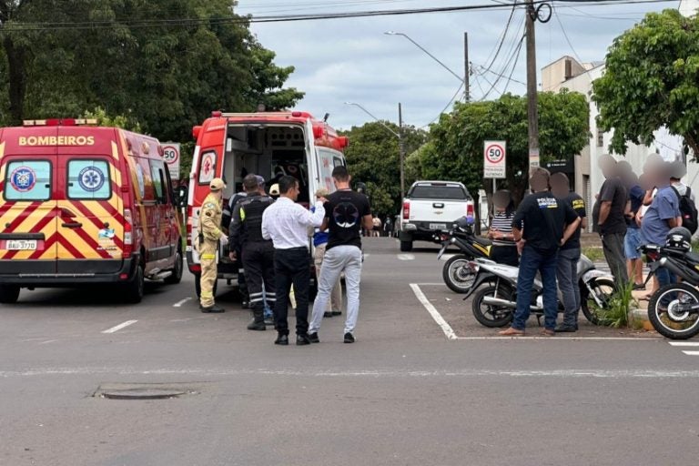 A jovem motociclista está sendo atendida por socorristas do Samu. Populares acompanham o atendimento
