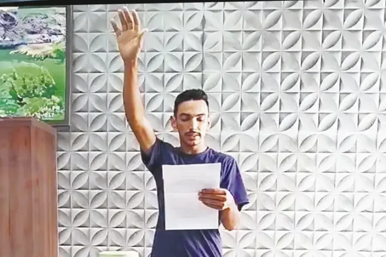 Novo vereador de Cafezal do Sul fazendo o juramento de posse durante cerimônia realizada na Câmara de Vereadores da cidade.
