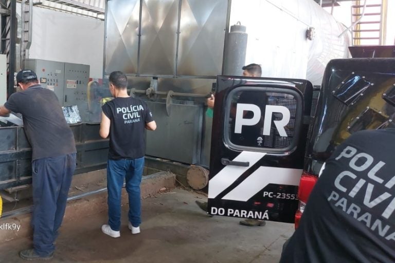 A incineração, um procedimento realizado periodicamente, tem como objetivo destruir drogas apreendidas em operações.