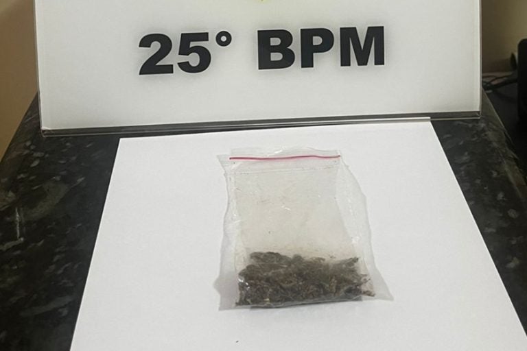Jovem é detido com drogas