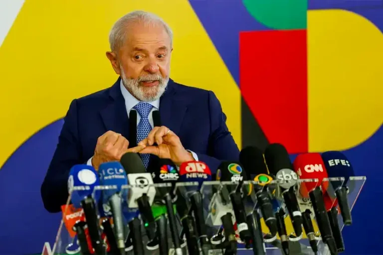 Imagem do Presidente Lula danco entrevista coletiva