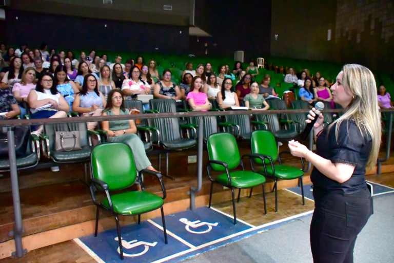 Professores assistem à palestra durante a programação da Semana Pedagógica em Umuarama.