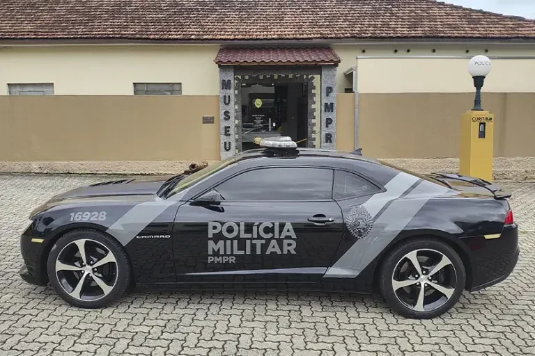 Chevrolet Camaro SS na cor preta personalizado com o brasão da policia militar do Paraná e faixas na cor cinza