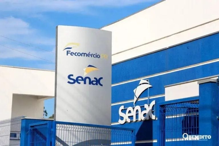 Foto da placa de entrada do Senac Umuarama