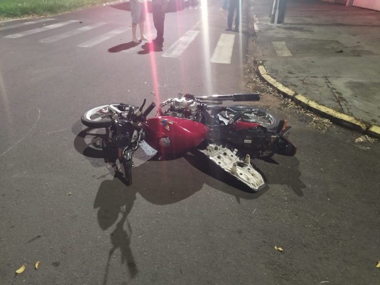 Colisão entre motos deixa dois jovens feridos no Ano Novo em Umuarama
