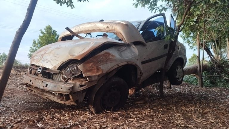 Jovem fica ferido ao capotar veículo na PR-482, entre Umuarama e Maria Helena