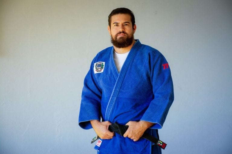 Sensei Juan, Homem, com barba, vestido com um judogui azul.