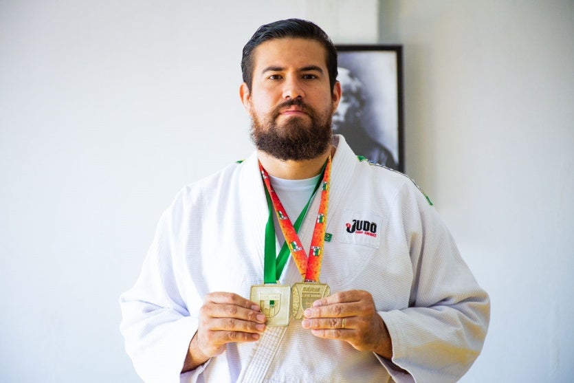 Sensei Juan, Homem, com barba, vestido com um judogui branco.