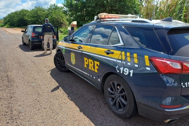 Viatura da PRF aborda idoso com maconha na BR-376