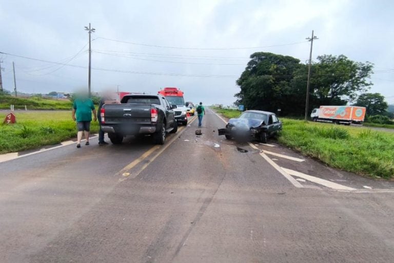 Colisão transversal de carro e caminhonete na PR-323.
