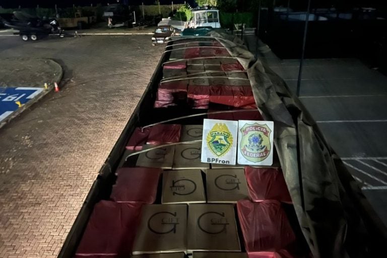 Cigarros do Paraguai apreendidos em caminhão em Palotina.