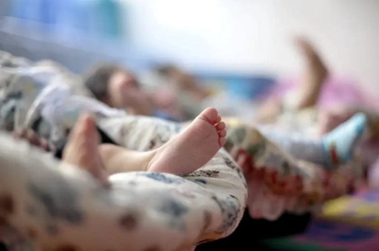 Covid: Pé de criança deitada em berçário