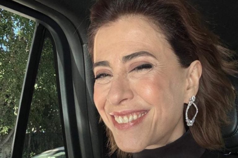 A atriz Fernanda Torres sorrindo no dia do Globo de Ouro.