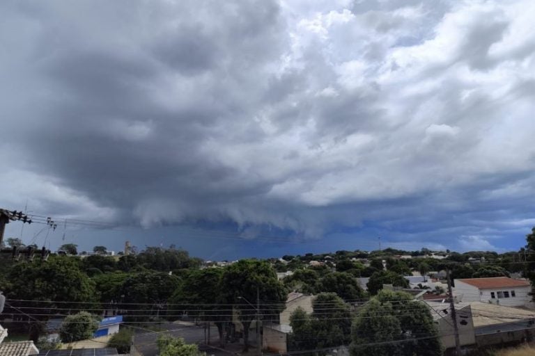 Céu com nuvens indicando chance de chuva intensa em Umuarama