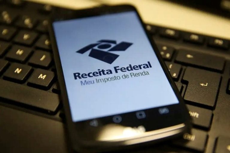 Celular com o aplicativo da Receita Federal