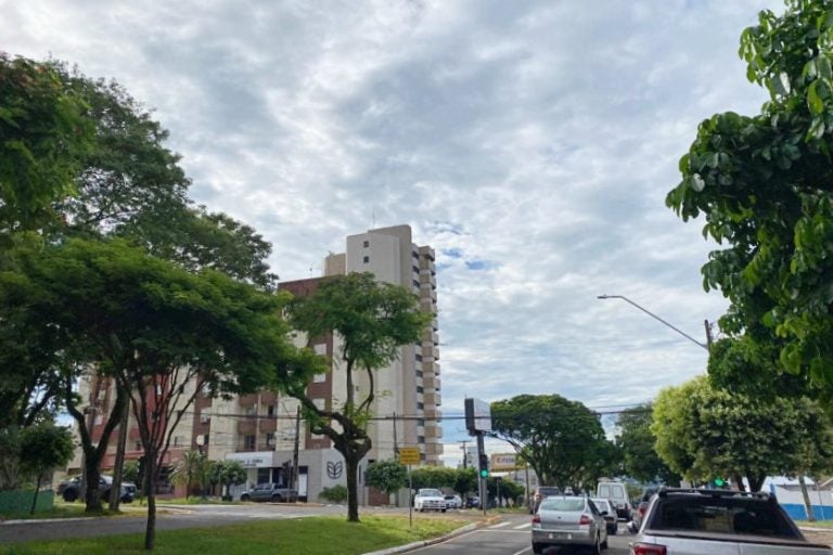Previsão do tempo: Céu nublado em foto feita pelas ruas de Umuarama