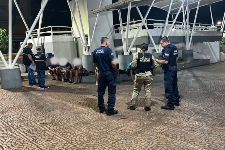 Na foto, Centro POP, GM e PM atendendo pessoas em situação de rua em Umuarama.