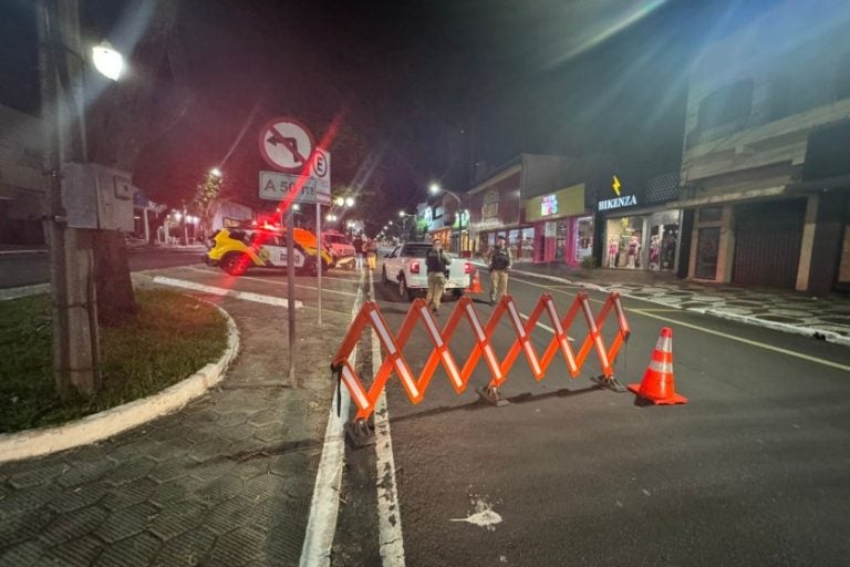 Na foto, a Blitz realizada pela Polícia Militar no Centro de Umuarama. Há um bloqueio de meia faixa da avenida Paraná.