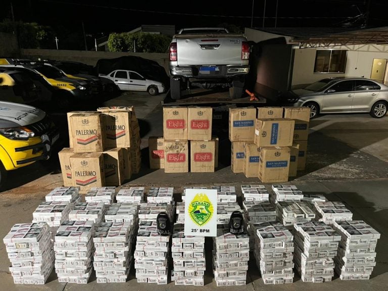 Dezenas de maços de cigarros e caminhonete Hilux apreendidas pela polícia em Iporã