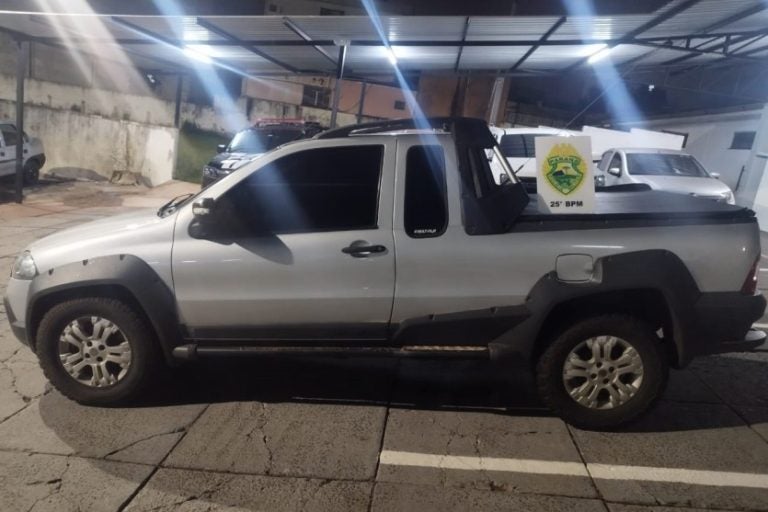 Perseguição com picape roubada em Douradina. Na foto, o veículo apreendido na ocorrência, uma Fiat Strada.