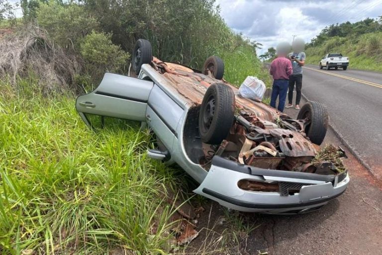 Condutor capota carro na PR-482, entre Umuarama e Maria Helena. Na foto, o veículo parado com as rodas para cima às margens da rodovia.
