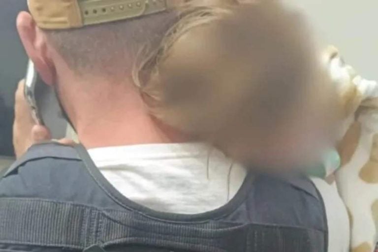 Paraná segue tendo solucionado 100% dos desaparecimentos de crianças. Na foto, a menina Eloah sendo carregada no colo por um policial.