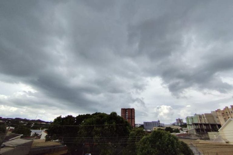 Foto do céu nublado durante o aviso de chuva intensa em Umuarama, emitido pelo Inmet e Defesa Civil.