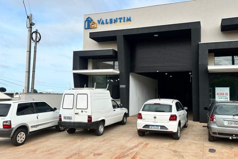 Valentim Decorações divulga vaga de emprego em Umuarama. Na foto, a entrada da empresa.