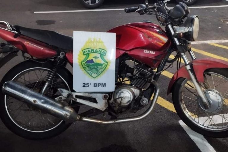 Na foto, a moto com placa trocada em Umuarama, apreendida pela Polícia Militar.