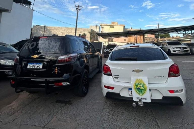 Na foto, o Cruze apreendido por apropriação indébita em Umuarama.