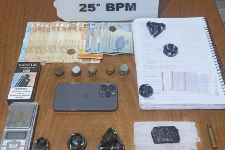 Apreensão de haxixe e cigarro eletrônico em Umuarama. Na foto, os materiais apreendidos, além de dinheiro, na mesa do 25º BPM.