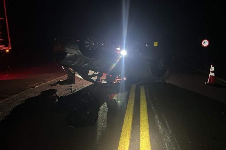 Carro capota em Iporã. Na foto, o veículo parado com as quatro rodas viradas para cima, no meio da pista.