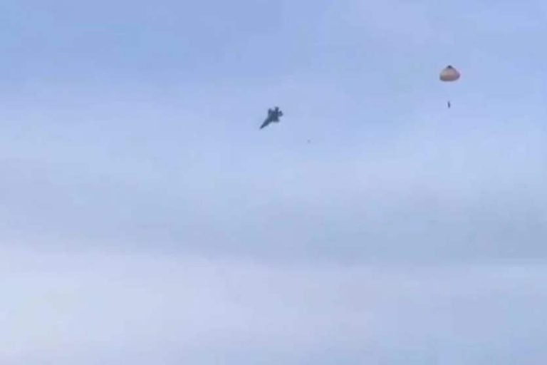 Piloto ejeta durante queda de avião nos EUA. Na foto, o exato momento da queda e acionamento do para-quedas do piloto.