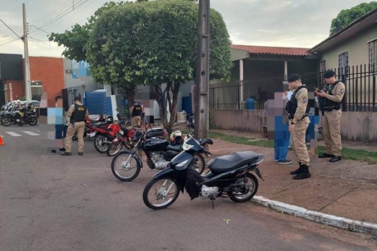 PM apreende motos durante operação em Cruzeiro do Oeste. Na imagem, uma das abordagens a condutores que ocorreu nesta quarta-feira (29).
