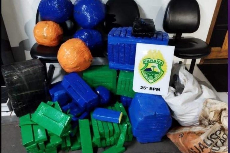 Mais de 200 kg de maconha em Douradina. Na foto, o material apreendido pela Polícia Militar, que está em diversos tabletes e sacolas.