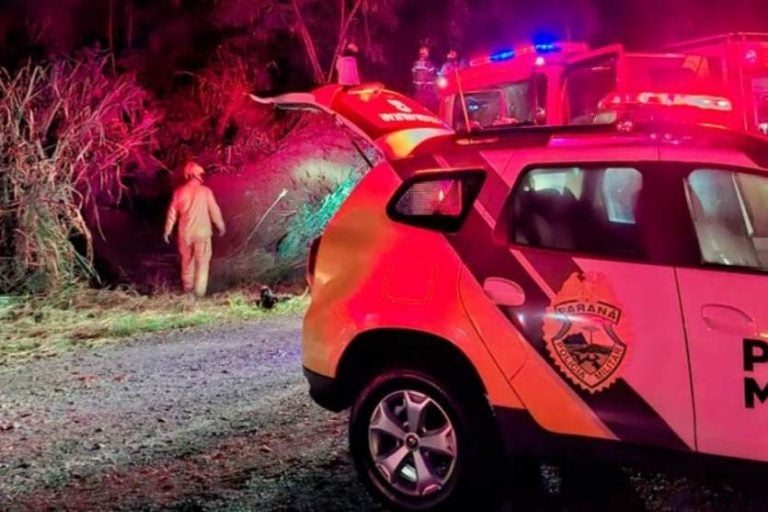 Condutor que morreu carbonizado entre São Tomé e Cianorte. Na foto, uma viatura da PM ao lado do Corpo de Bombeiros durante o atendimento à ocorrência.