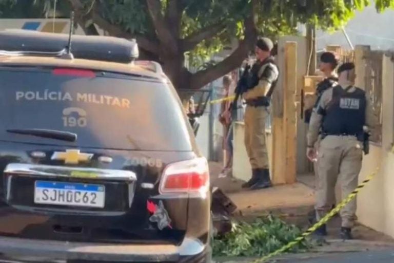 Suspeito dos “Piratas do Asfalto” morre em confronto com a PM em Peabiru. Na foto, policiais no local da ocorrência ao lado de uma viatura.