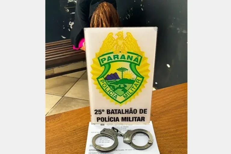Algemas E Mulher Com Mandado De Prisão Por Tráfico De Drogas