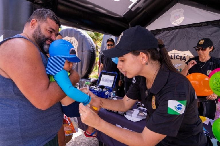 Pulseirinhas de identificação sendo colocada em criança