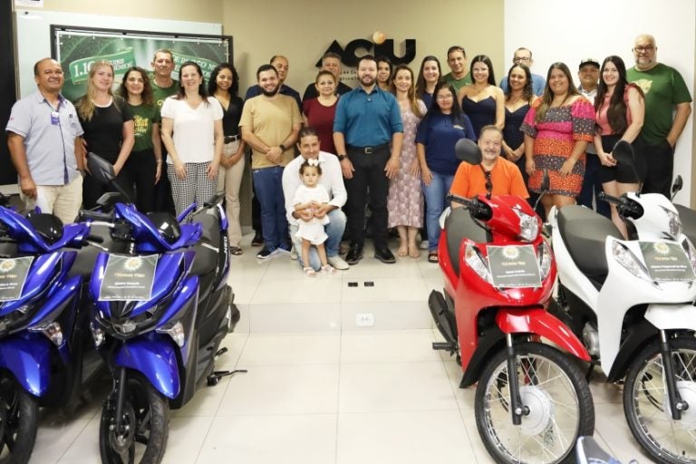 Consumidores Sorteados Na Campanha De Natal Recebem Premios Na Aciu 677833230beb3