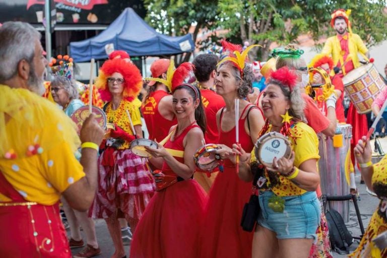 Na foto, várias pessoas dançando durante uma festa de rua, ilustrando as atrações vindouras de fevereiro da programação do Verão Maior Paraná.