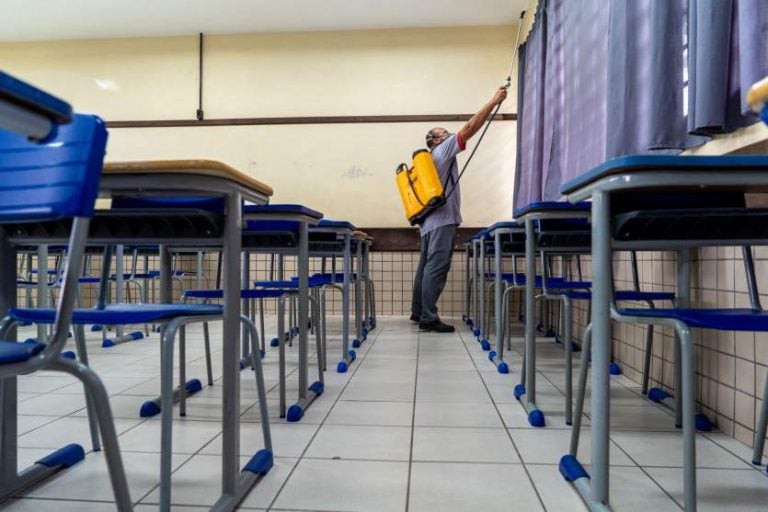 Volta às aulas na rede Estadual de Educação no Paraná. Na foto, um servidor fazendo a manutenção de uma sala.