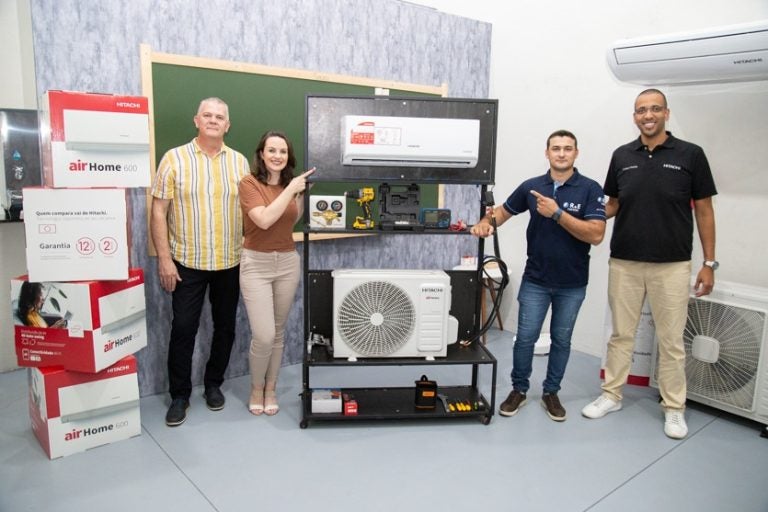 Na foto, equipes da Hitachi e da R&E Cursos