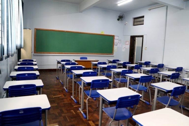 Parceiro da Escola: Sala de aula com lugares vazios