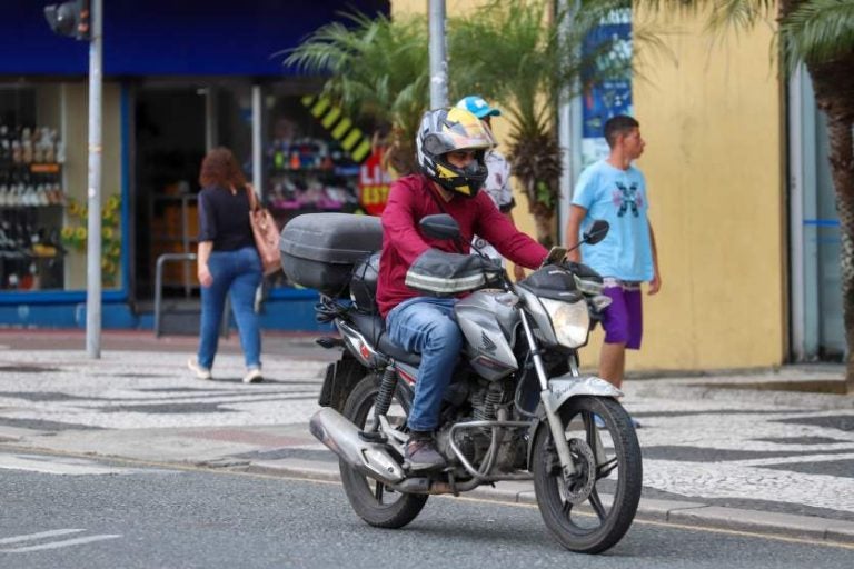 Isenção de IPVA para motos no Paraná. Na foto, um entregador em sua moto.