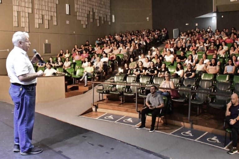 Prefeito de Umuarama, Fernando Scanavaca, falando para os professores da rede municipal de ensino.